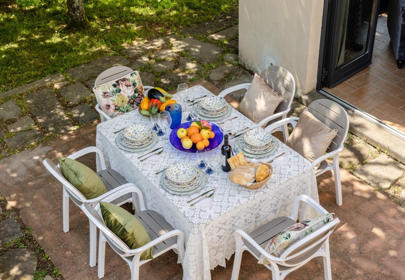 Villa à Piano di Coreglia - La Vaseria, Country House with Secret Garden