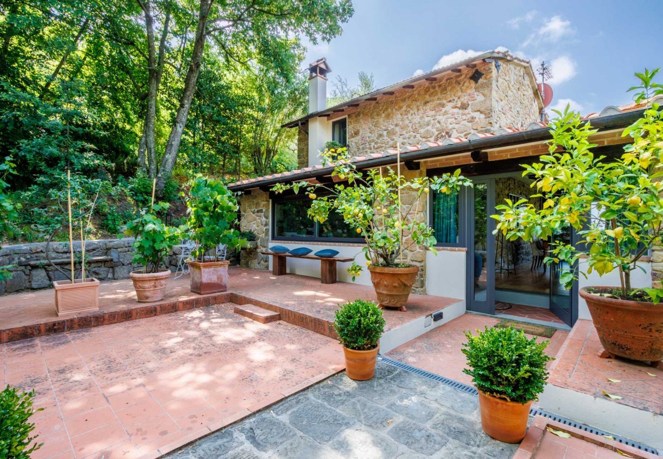 Villa à Pescia - Sospirata Farmhouse, luxury 2 bedrooms villa with Amazing Views on the Rolling Hills of Pescia