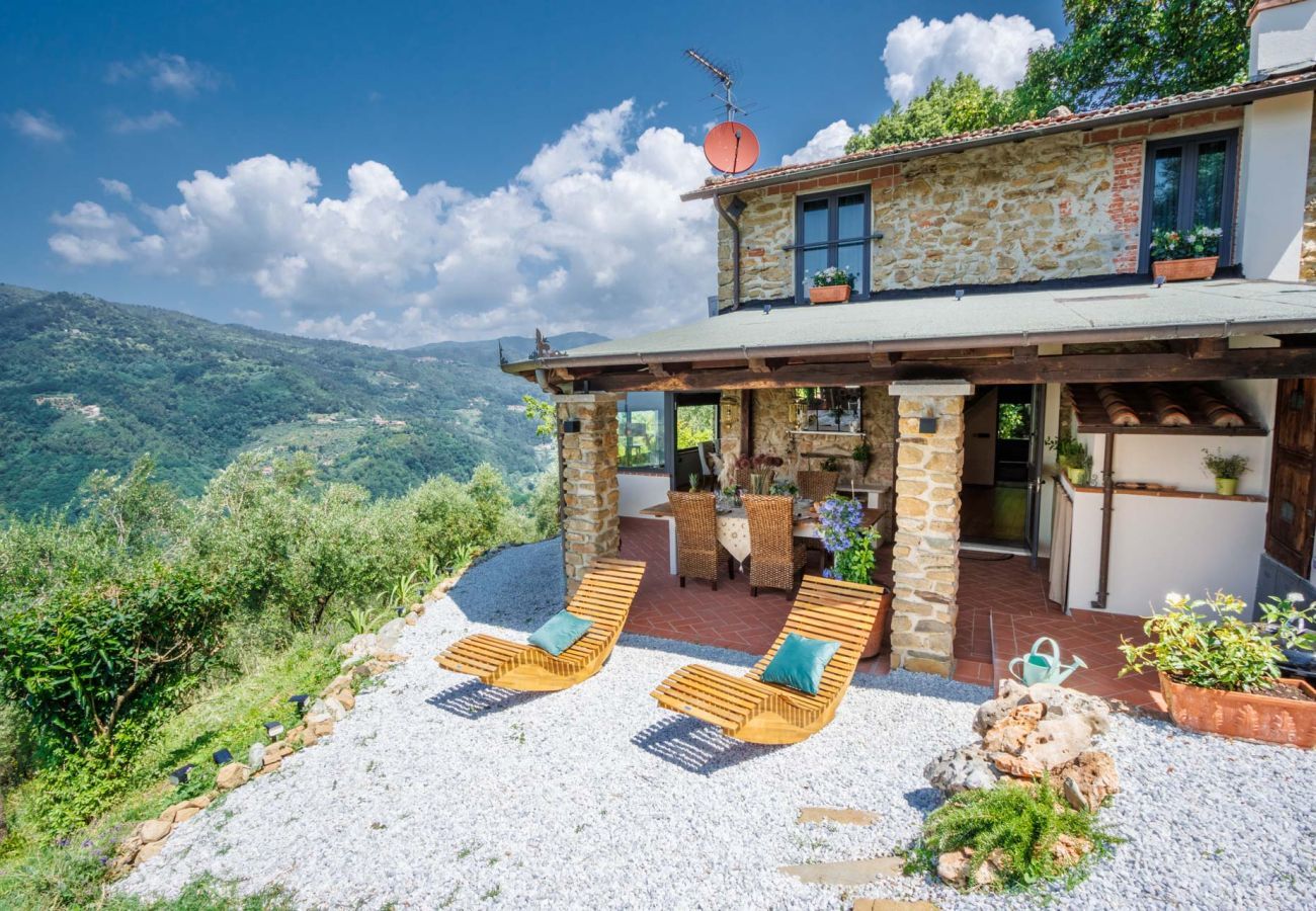 Villa à Pescia - Sospirata Farmhouse, luxury 2 bedrooms villa with Amazing Views on the Rolling Hills of Pescia