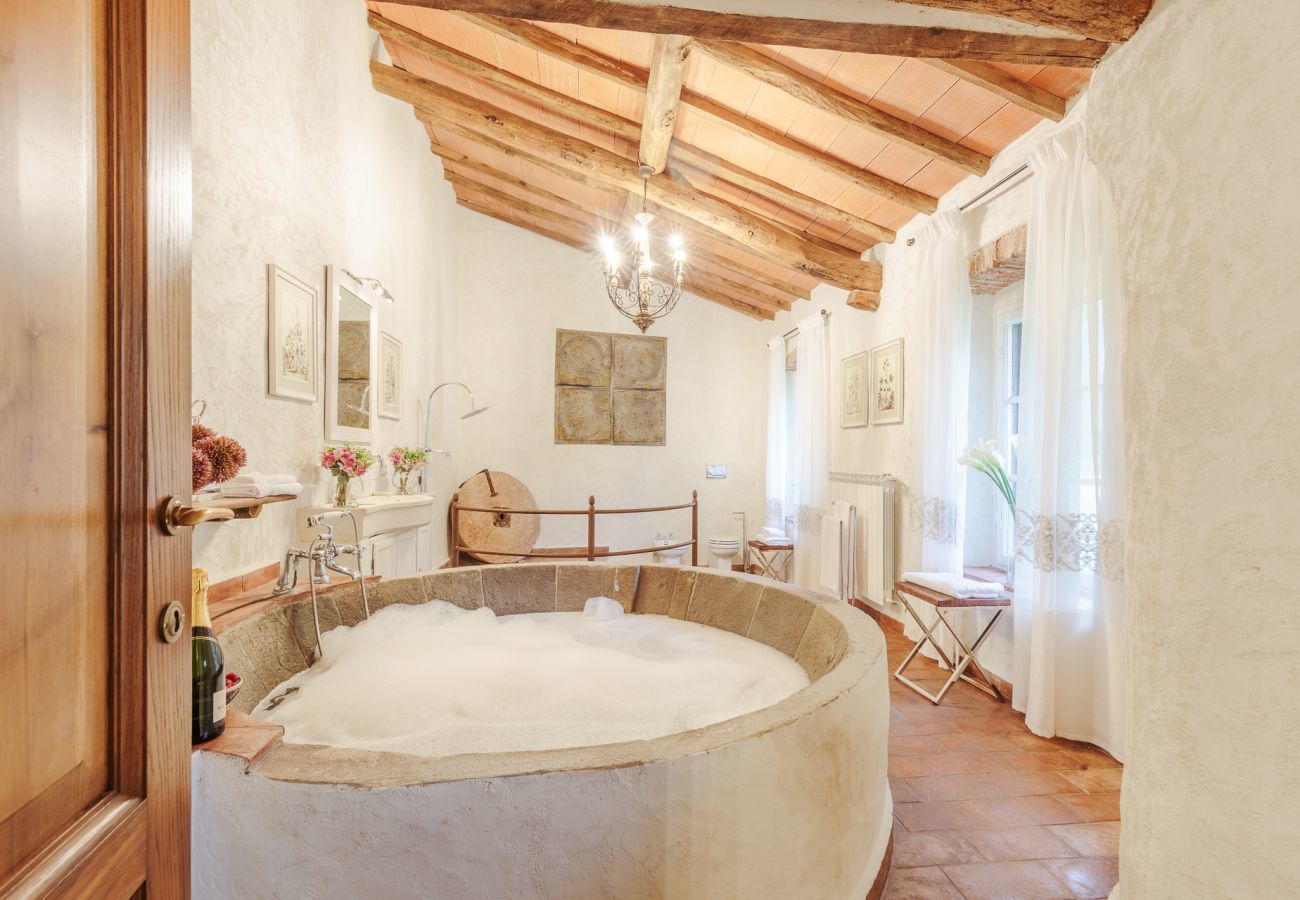 Villa à San Macario In Piano - The Tuscan Mill Farmhouse: Where Timeless Charm Meets Modern Tranquility