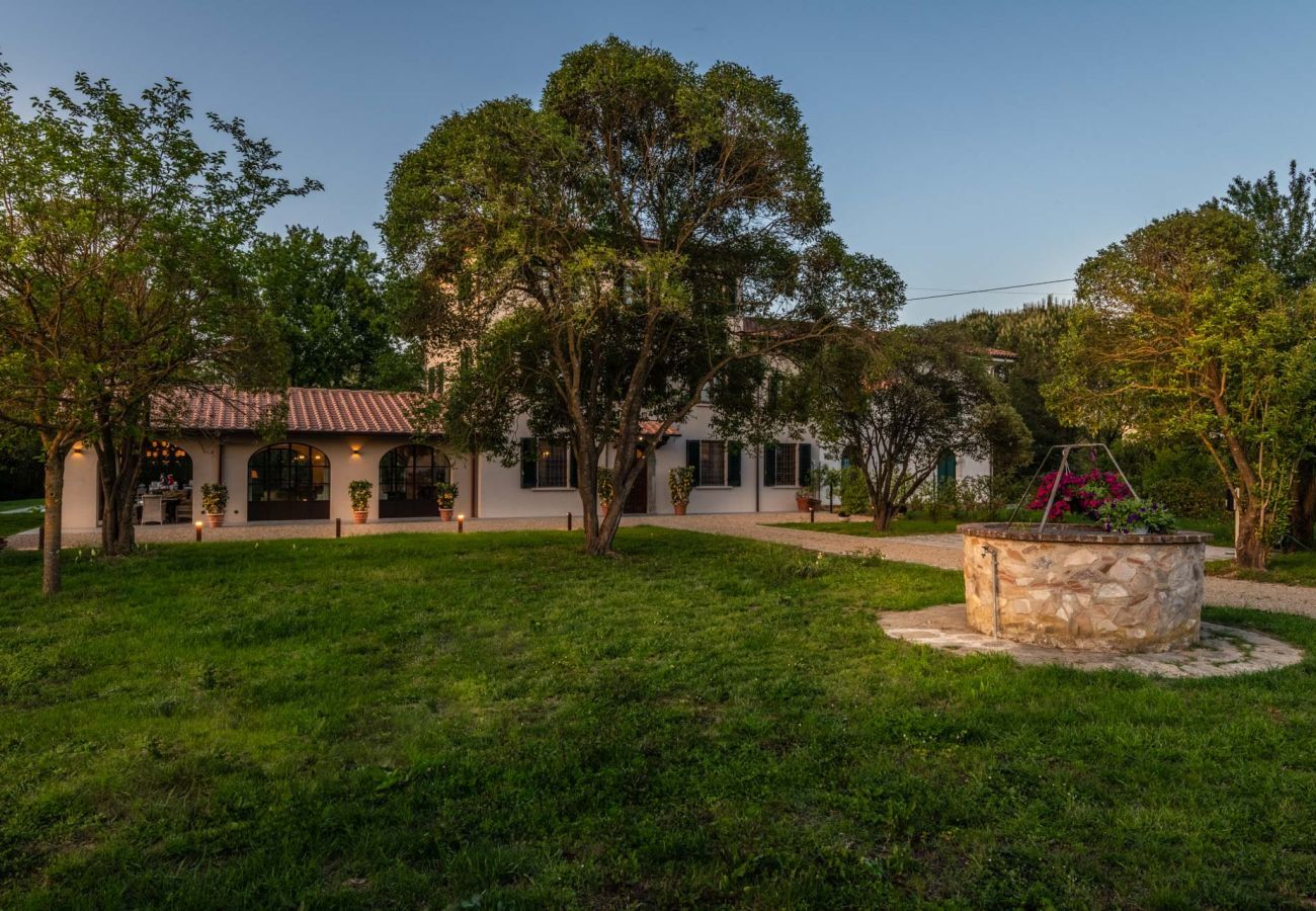 Villa à Orentano - Villa del Nonno, Luxury Tuscan Farmhouse with Private Pool close to Lucca, Pisa and Florence