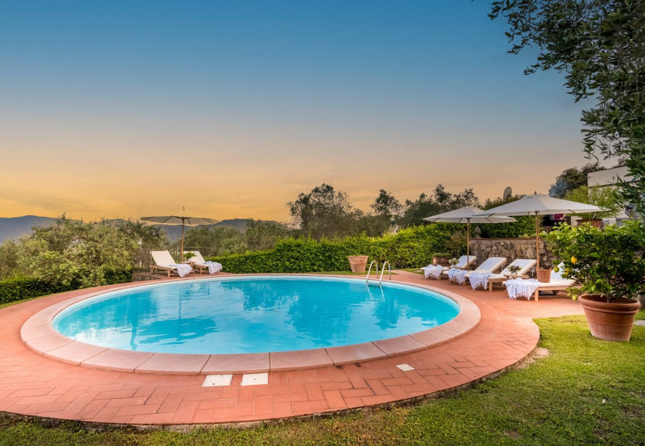 Villa à Lucques - Fairytale Farmhouse Villa with Views and Pool